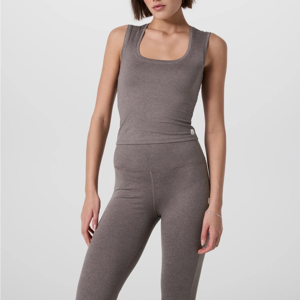 Vuori Women's Sleeveless Scoop Neck Tank Top in Heather Taupe